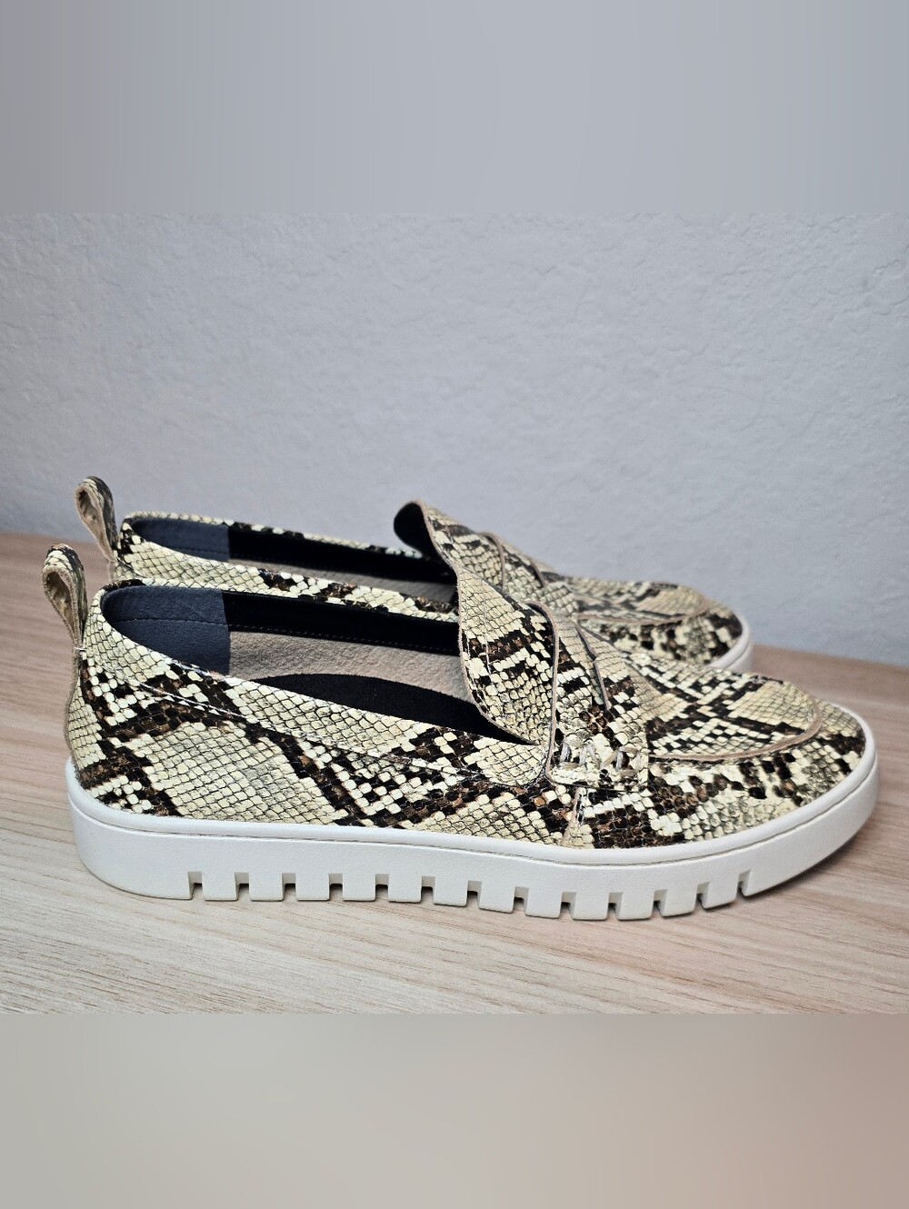 Womens Vionic Uptown Loafer Shoes Size 9 Snake Print Like New